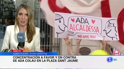 Colau aguanta los abucheos de la gente camino del Palacio de la Generalidad