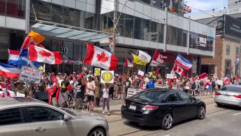 Canada: Protesters chant "No Farmers, no food" with Canadian and Dutch flags (July 23 2022)