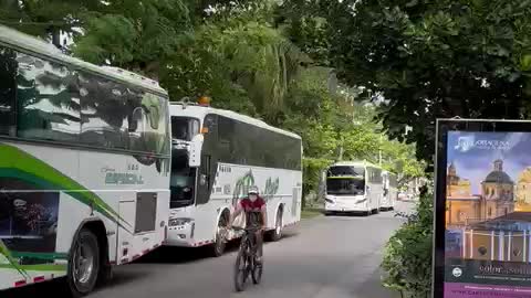 Larga fila de carros de turismo en Castillogrande