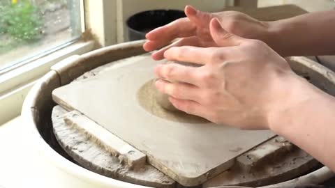 A delicate little pottery for afternoon tea desserts