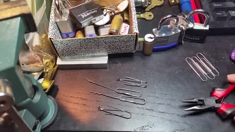 Let's try make lockpicks with paperclips ?