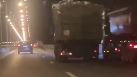 On the dam, a garbage truck made a garbage rain for cars passing nearby