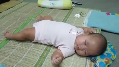 Three-month-old Tian leaned back on the floor