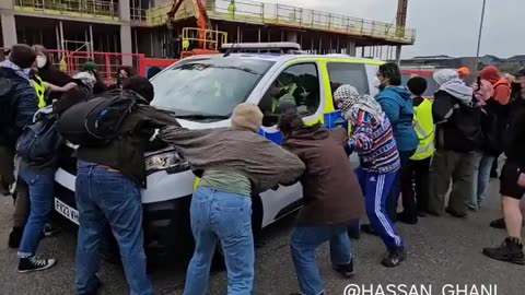 Glasgow — Masked far-left extremists block @PoliceScotland