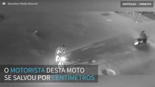 Motociclista se salva por centímetros ao colidir com caminhão