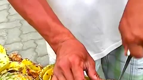 Man Cuts Pineapple Perfectly Wow, that man is so talented! 😮 🤗 Credit Jukin Media