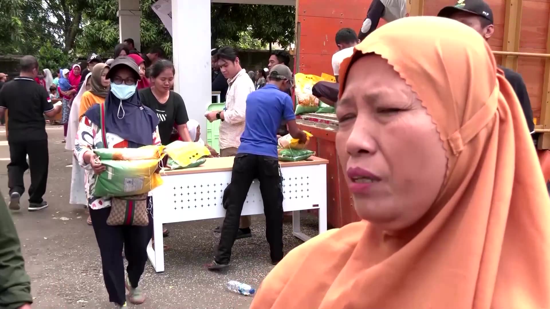 As prices soar, Indonesians scramble for rice