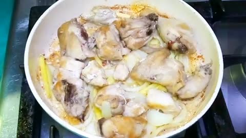 HOW TO COOK CREAMY CHICKEN WITH POTATOES AND CARROTS IN COCONUT MILK | GINATAANG MANOK RECIPE