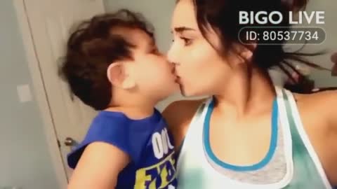 Baby kiss the sister sooo funny