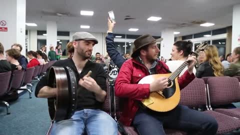 Irish flight delayed so trad session started between DaoiríFarrell, Geoff Kinsella and Robbie Walsh.