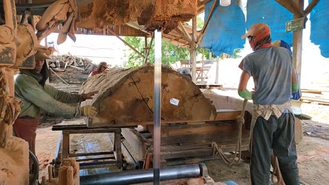 It's Amazing,,, The Process Of Sawing Large Red Meranti Wood For 3X10x4 And Other Materials.