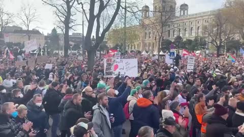 La piazza di Vienna si riscalda contro le restrizioni Covid. Sabato 20 Novembre 2021