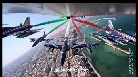 Telecamere su aerei Frecce Tricolori su Bari 2023 - Point of view from military aircraft (POV)