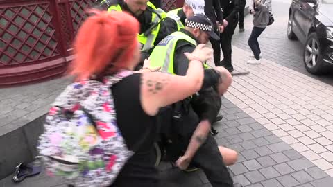 Clash entre policiers et manifestants anti pass à Londres