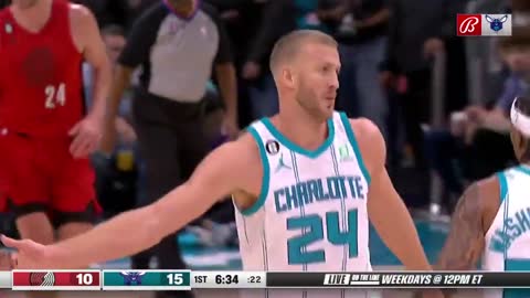 Mason Plumlee two-handed JAM