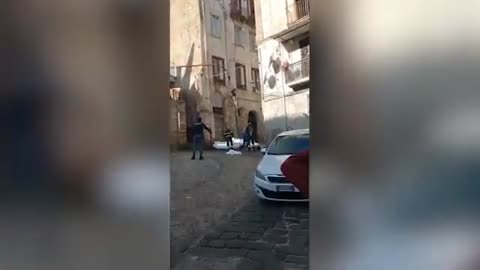 Cosenza si lancia dalla finestra per fuggire dalle fiamme, i vicini gli salvano la vita con dei