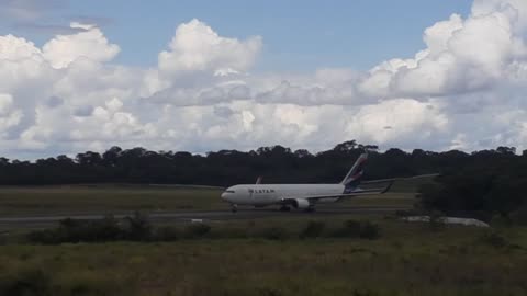 Boeing 767-300ERF PR-ABD pousa em Manaus vindo de Guarulhos