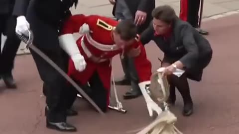 Soldier faints at Windsor Castle