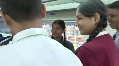 New India's enthusiasm for Vande Bharat Express trains | Girl recites poem for PM Modi