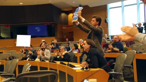 Un joven catalán de (VOX) planta cara al golpista Puigdemont en el Parlamento Europeo