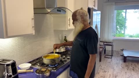 Watch Sadhguru cooking as the Master turns Master-Chef (English Subtitles)