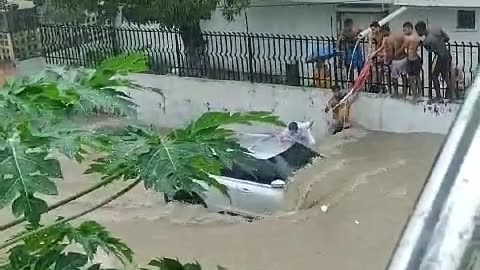 Video: ¡Un milagro! Rescatan a pareja que era arrastrada por un arroyo