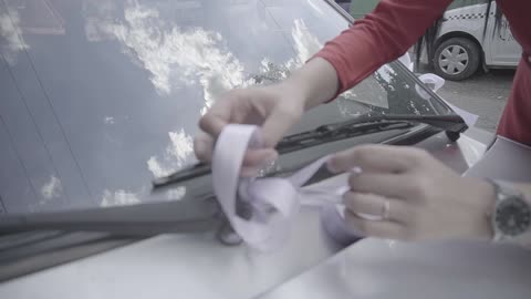 decorate the flowers on the hood of cars with ribbons for the wedding 1