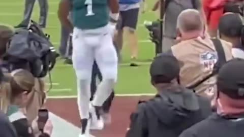 Fans throw a beer at Jalen Hurts 🙄🍻 | #shorts #JalenHurts #Eagles