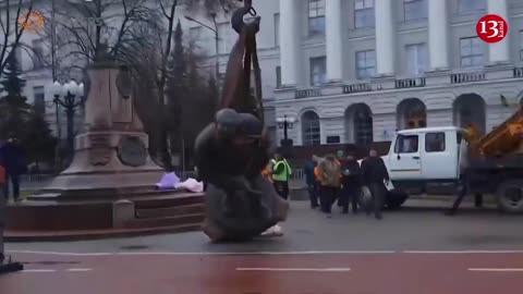 Russian scientist Lomonosov’s monument outside of the Ukrainian museum dismantled