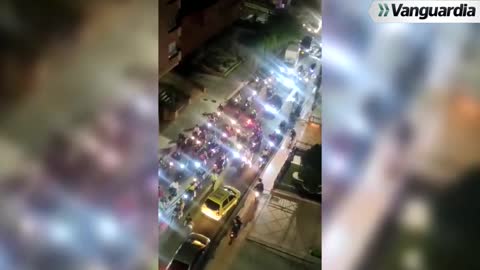 Video: Caravana ilegal, hasta con desnudos, causó desorden en vías de Bucaramanga