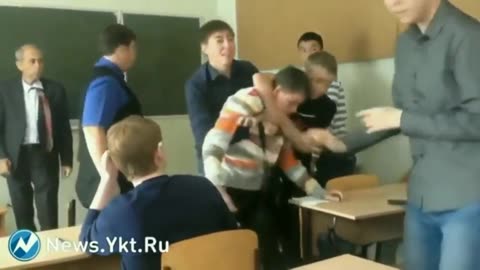 a student fights with his 72 years old teacher, caught in class