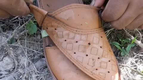 اگر جنگل میں جوتا ٹوٹ جائے تو اس کو ٹھیک کیسے کریںIf a shoe breaks in the forest, how to fix it?