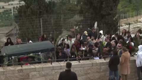 Palm Sunday procession arrives at Jerusalem‘s Old City