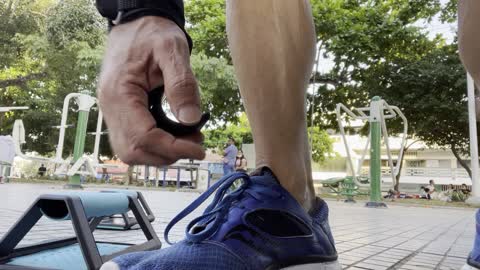 Park workout: side plank dips