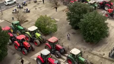 🔥👀📢NOWOŚĆ - Francja: Centrum Rennes jest obecnie w rękach rolników z ich 300 ciąg