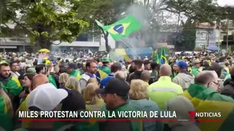 Persisten las protestas por derrota de Bolsonaro en Brasil | Noticias Telemundo