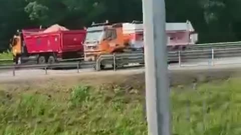 BREAKING: The Wagner Group has smashed through the first road barriers on the way to Moscow