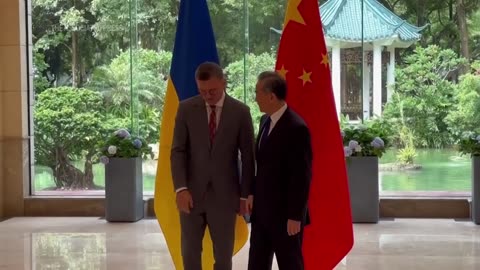 Ukrainian FM Kuleba meets his Chinese counterpart in southern China| U.S. NEWS ✅