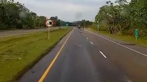 Video: Personas armadas con cuchillos y palos roban en la Ruta del Sol