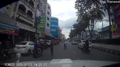 Insurance Scammer Caught on Dashcam