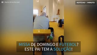 Torcedor não resiste e vê jogo de futebol durante missa!