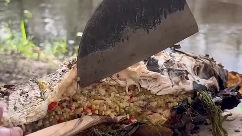 Çamur ve Yaprakta Sazan Pişirme 🐟 _ Cooking Carp in Primitive Mud and Leaves