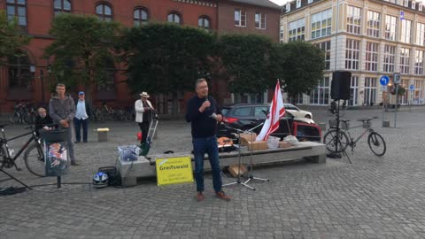 Greifswald - Ein Greifswalder spricht zu den Kundgebungsteilnehmern 05-09-2022