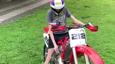 noob rider crashes dirt bike