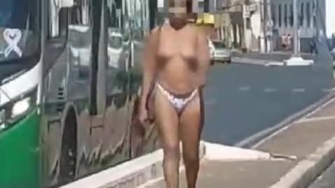 Mulher anda só de calcinha pela Avenida da Prainha; veja vídeo