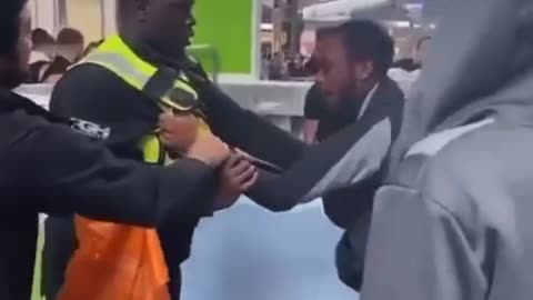 Mall Security guard takes 4 Shoplifters in a Fight 😳