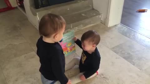 Two twin baby fighting