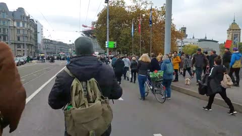 Zürich / Schweiz - Hunderte Corona-Massnahmen Kritiker marschieren durch die Stadt - 30.10.2021