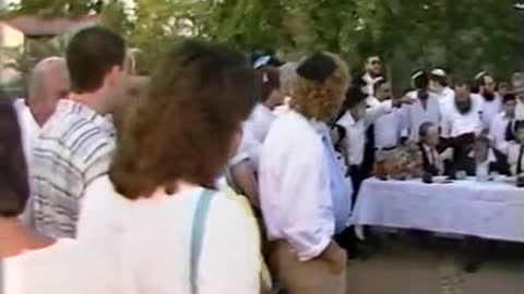 נדיר מאוד- הרב מאיר כהנא היד מכהן ורוקד בחתונתם של לני ויעל גולדברג בישיבת נחלים, 1-7-87(1)