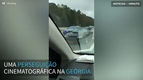 Mustang capota durante perseguição policial